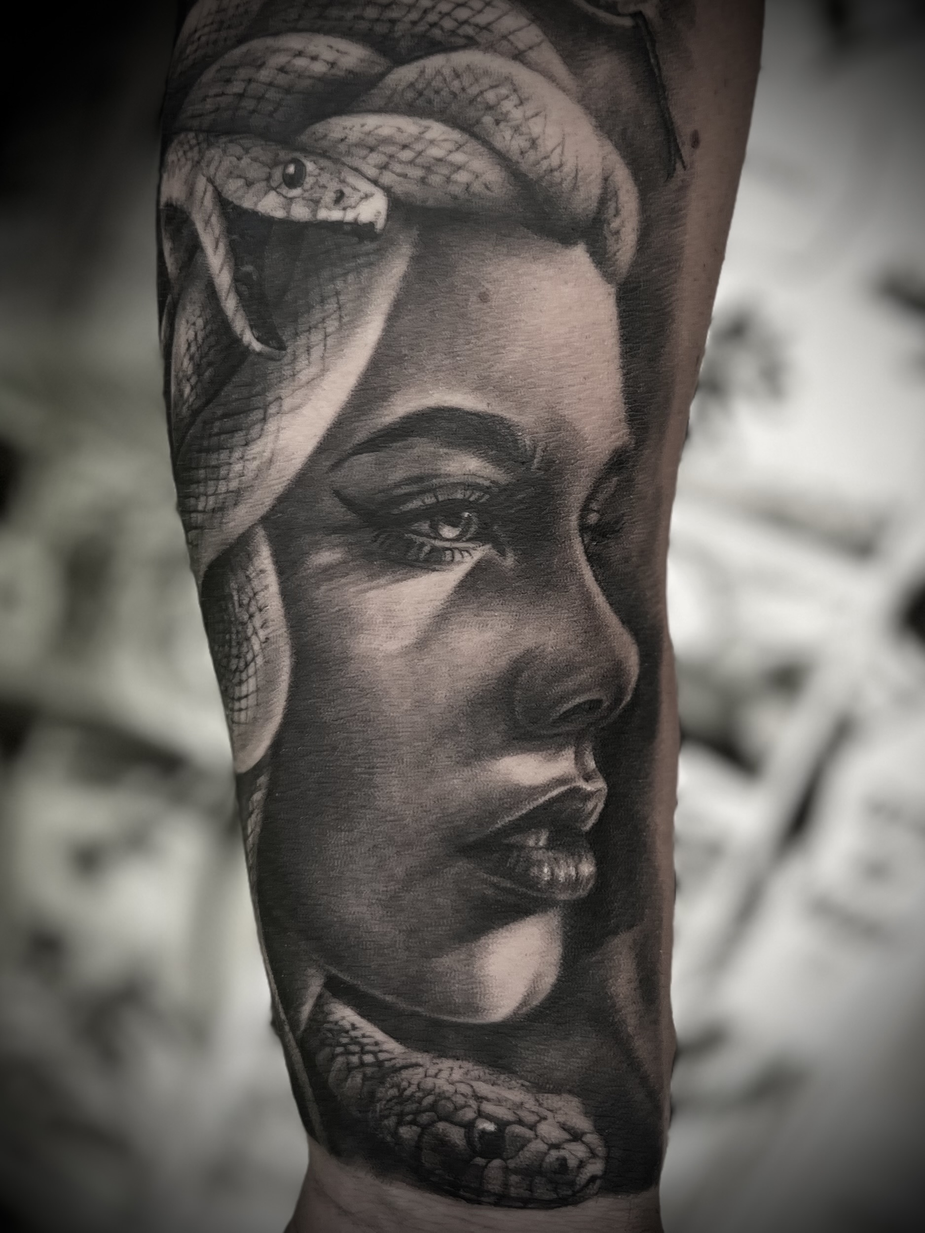 Tatuaggio realistico black and grey