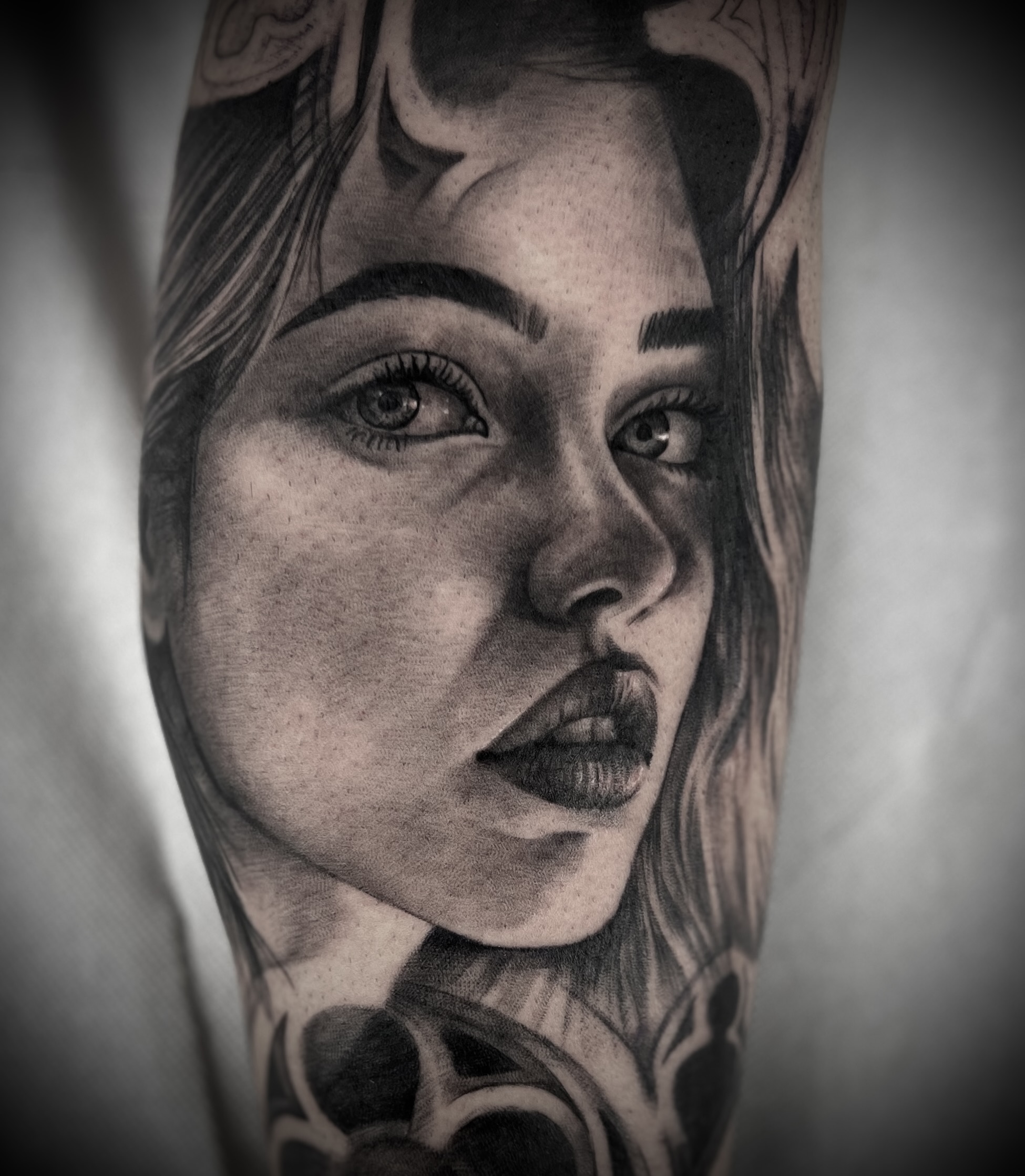 Tatuaggio realistico black and grey